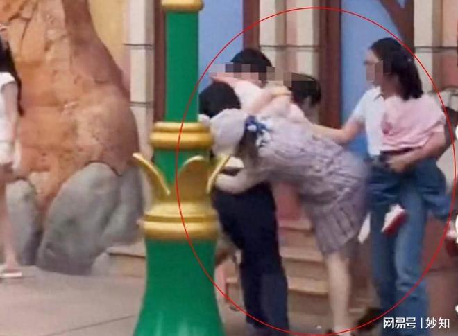 者爆细节原因披露警方通报来了上海迪士尼情侣打架后续：目击(图12)