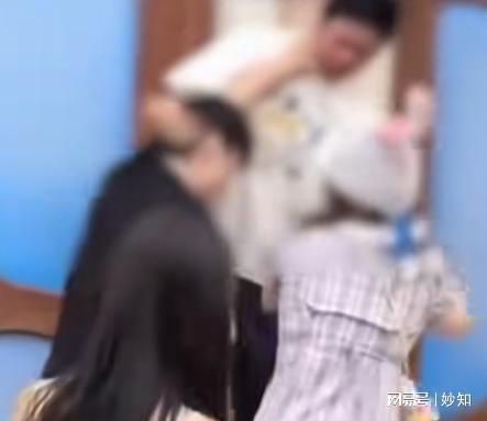 者爆细节原因披露警方通报来了上海迪士尼情侣打架后续：目击(图3)