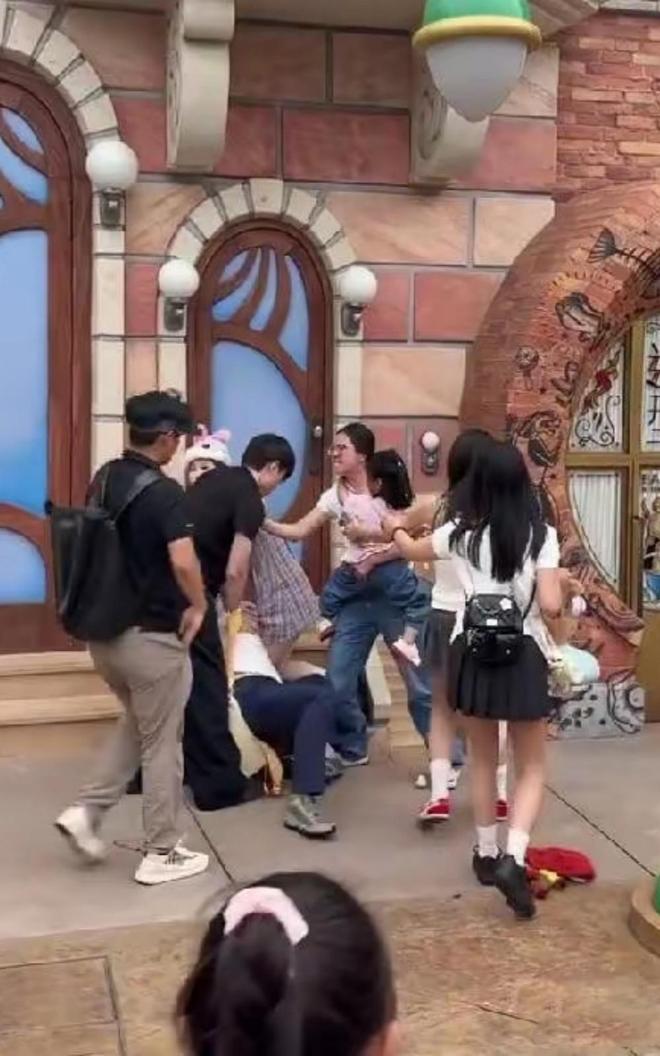 ！兔帽女是否打小孩成最大争议迪士尼情侣现身医院伤势成疑(图6)