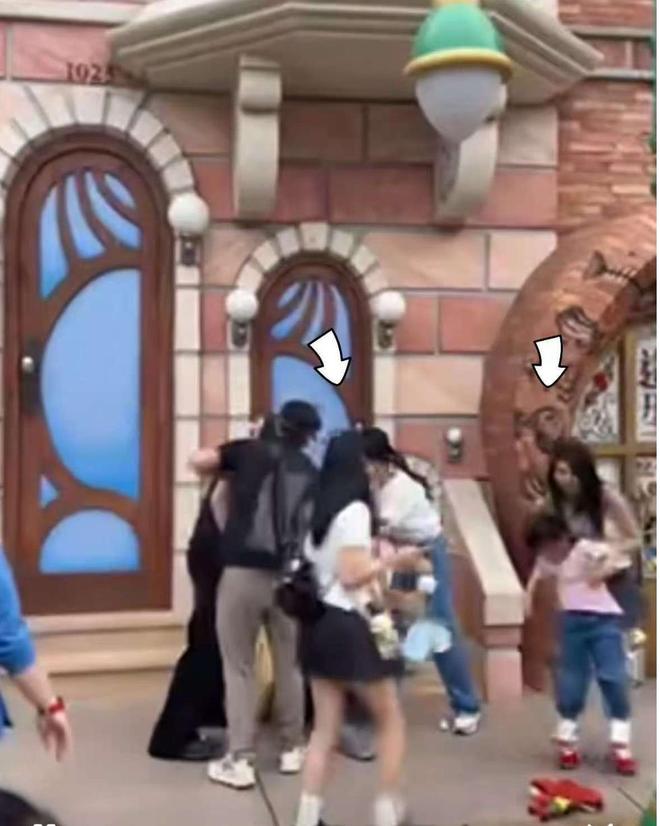 ！兔帽女是否打小孩成最大争议迪士尼情侣现身医院伤势成疑(图5)