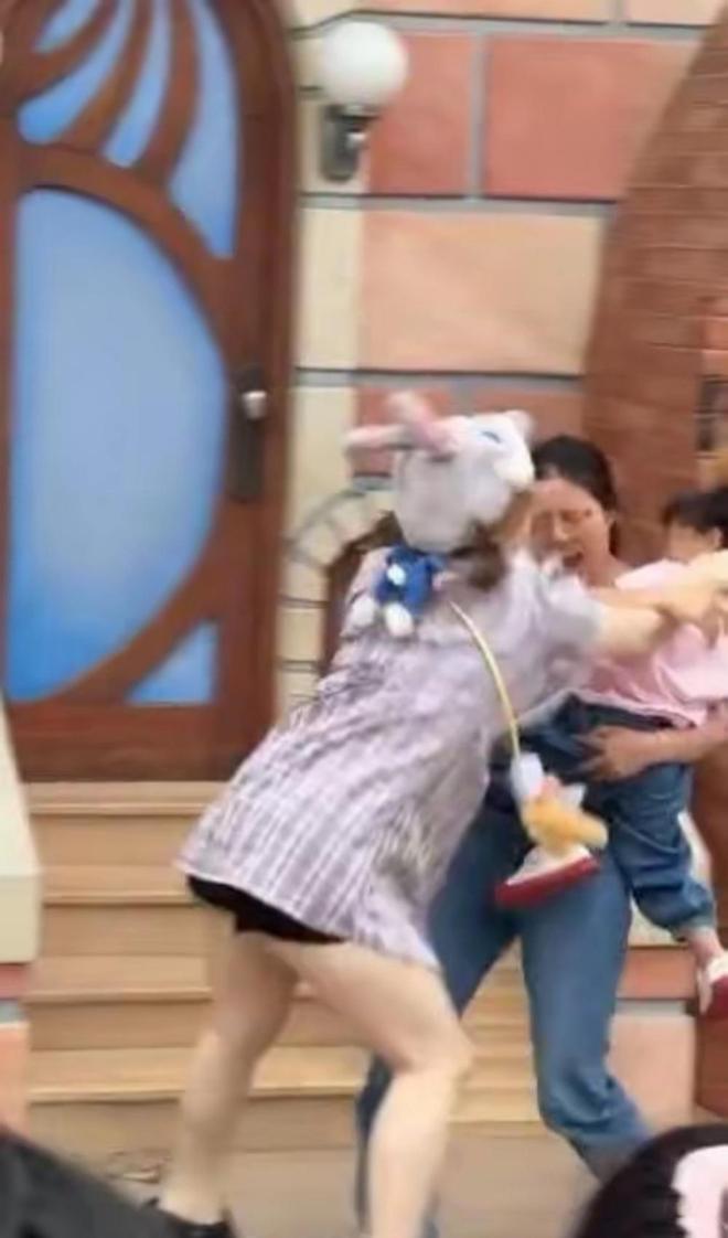 ！兔帽女是否打小孩成最大争议迪士尼情侣现身医院伤势成疑(图7)