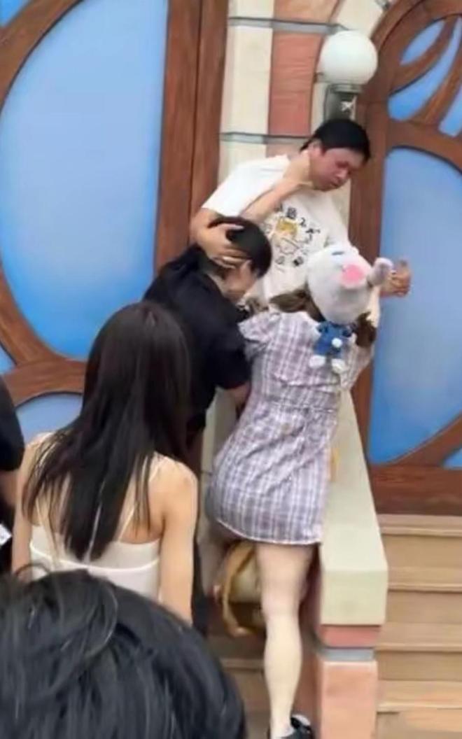 ！兔帽女是否打小孩成最大争议迪士尼情侣现身医院伤势成疑(图13)